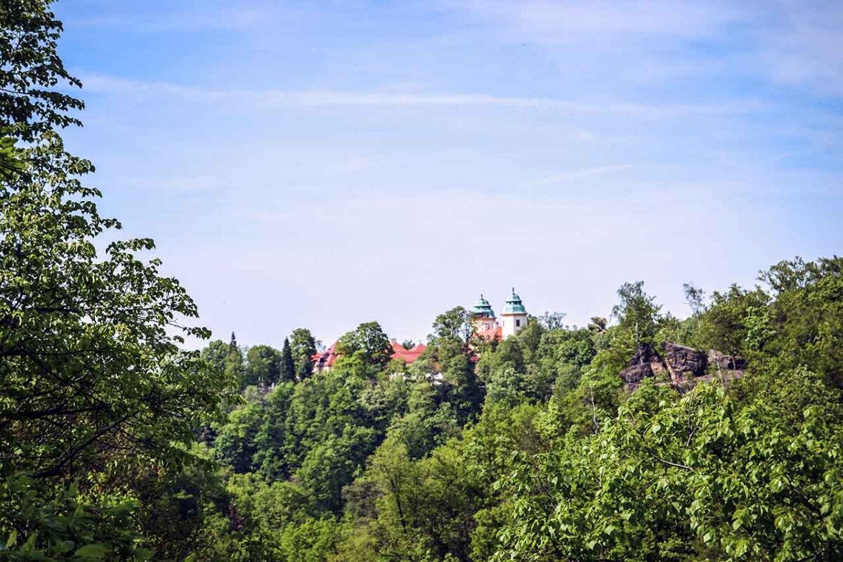 Widok na zamek Książ i otaczającą zieleń
