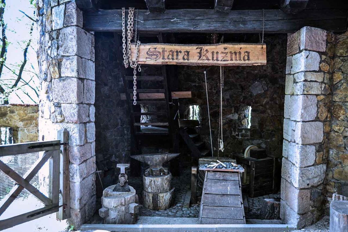 Wnętrze starej kuźni przy Zamku Książ