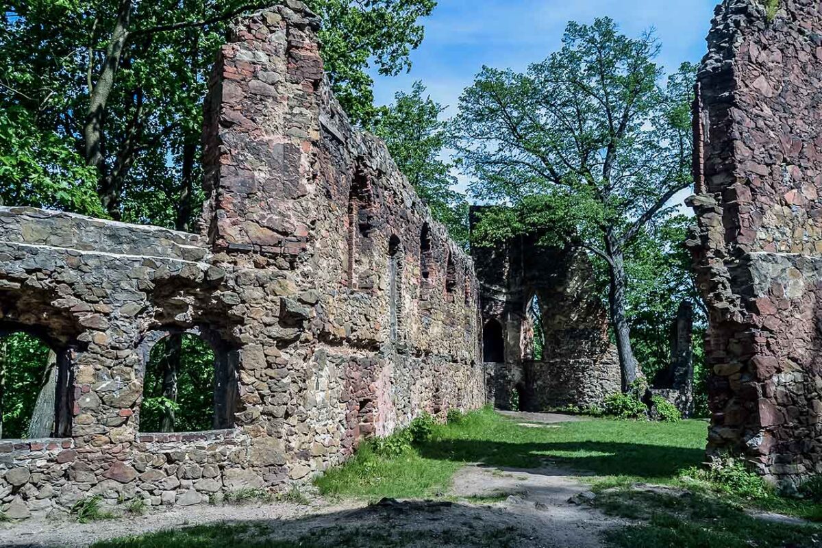 Wnętrze ruin zamku Stary Książ z kamiennymi ścianami