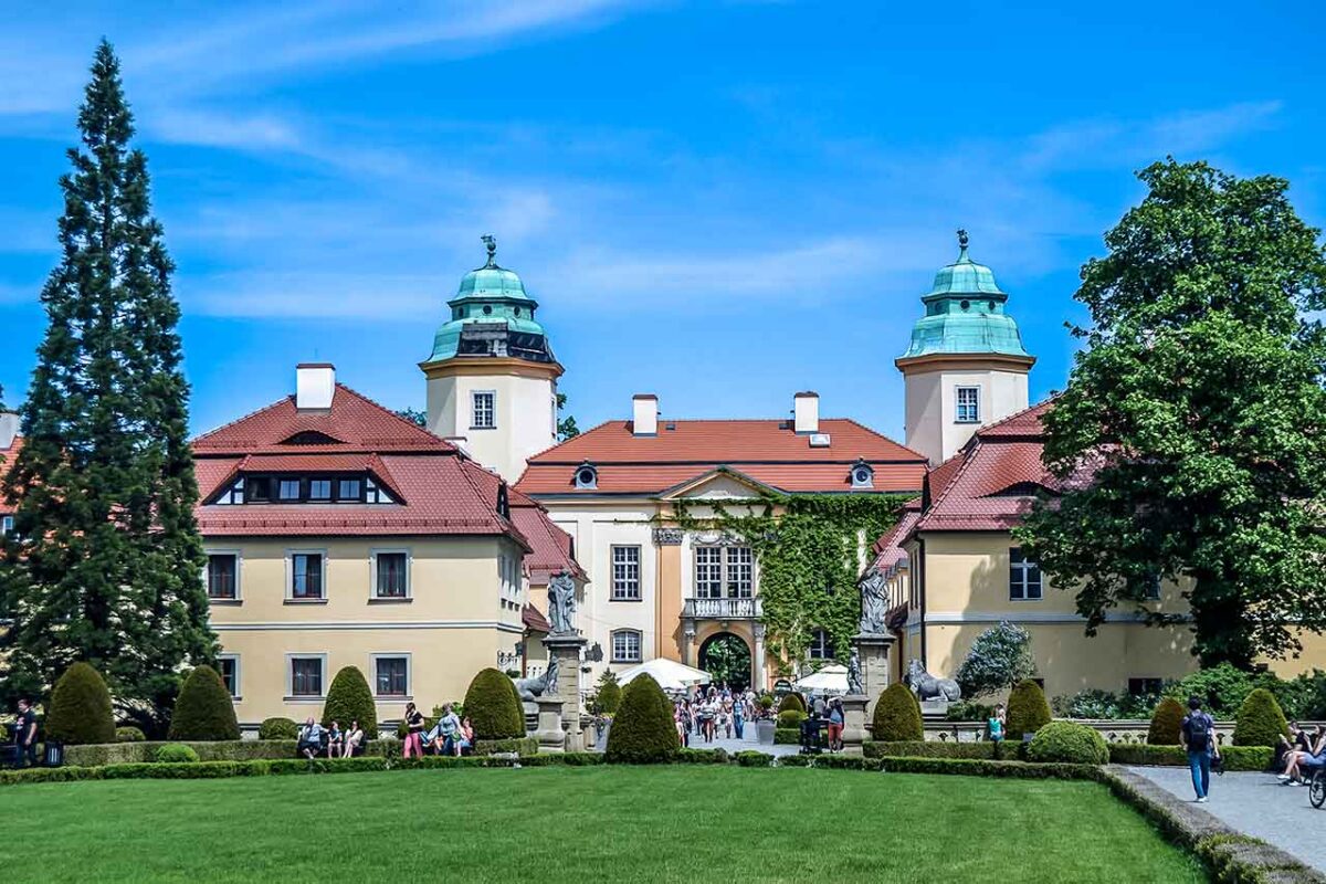 Widok na fasadę zamku od strony dziedzińca
