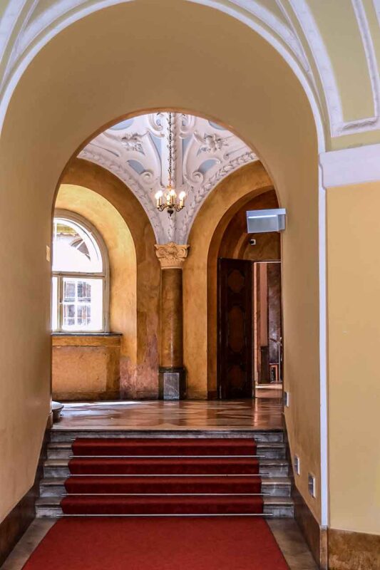 Złocone sklepienie i łukowe przejście