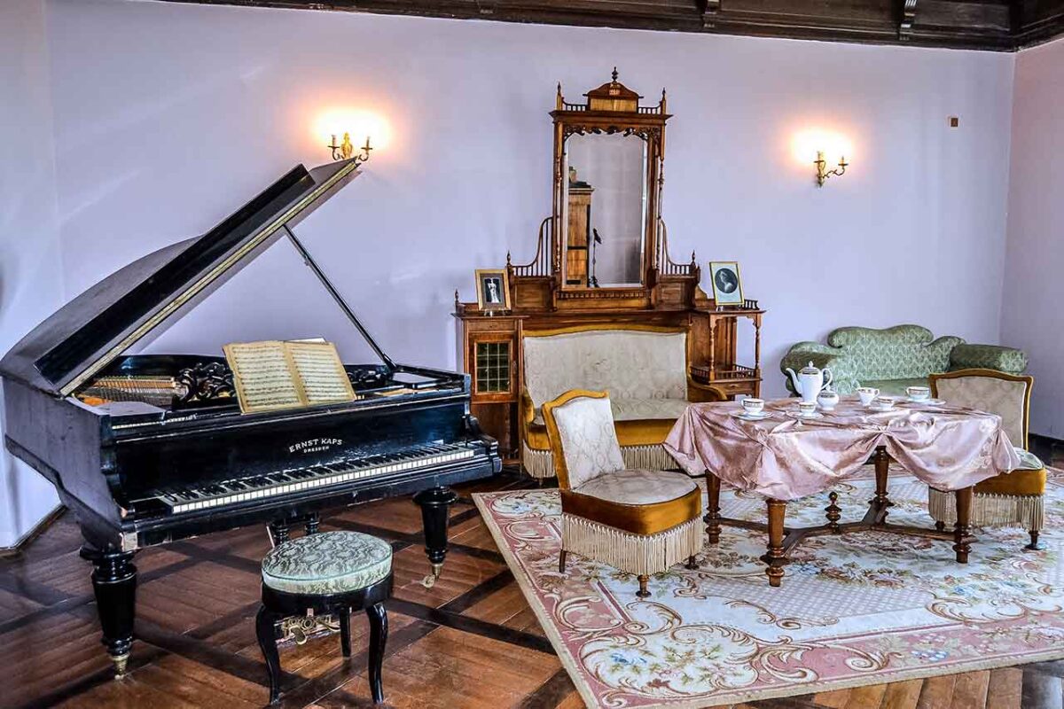 Zabytkowy salon z fortepianem i sofami