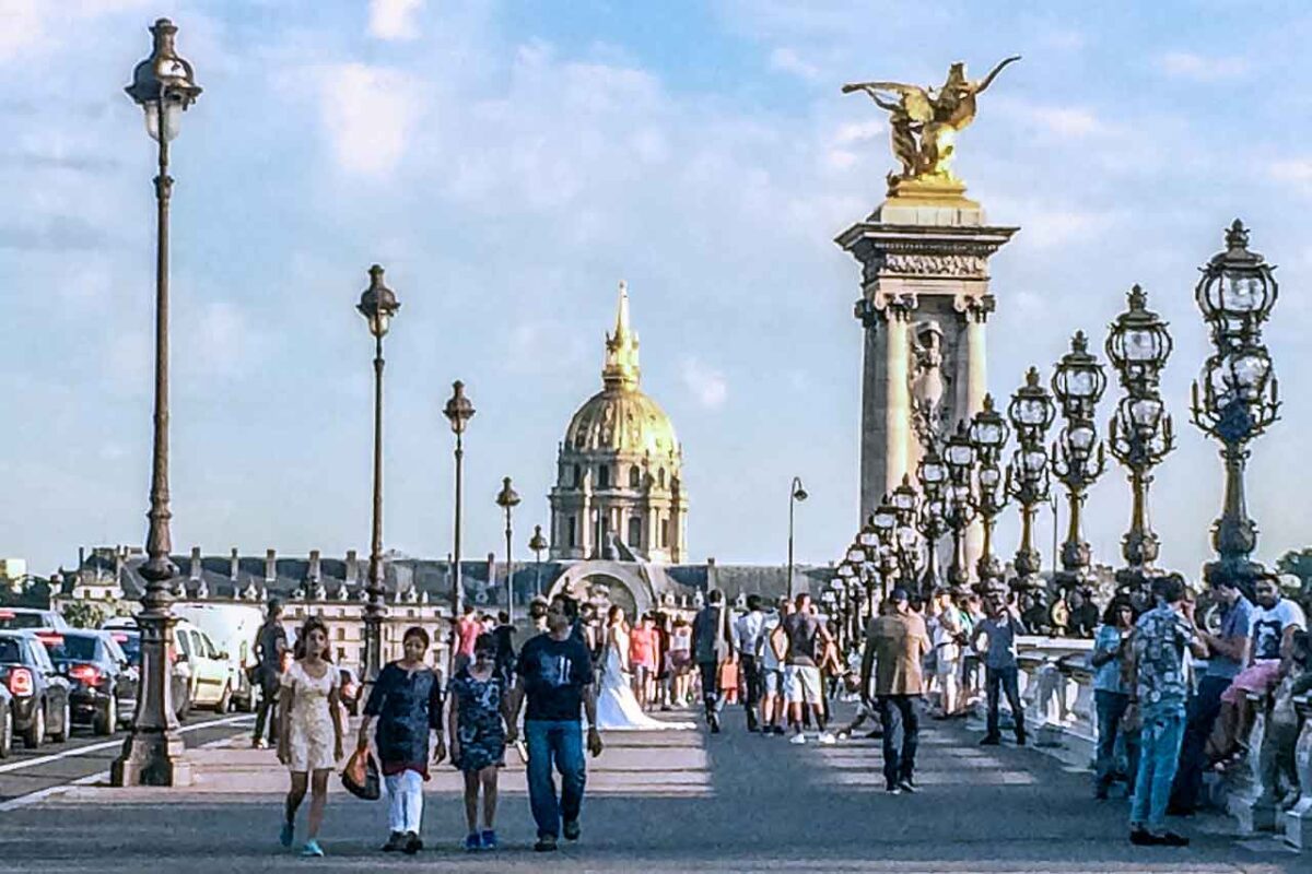 Most Aleksandra III w Paryżu z widokiem na kopułę Les Invalides
