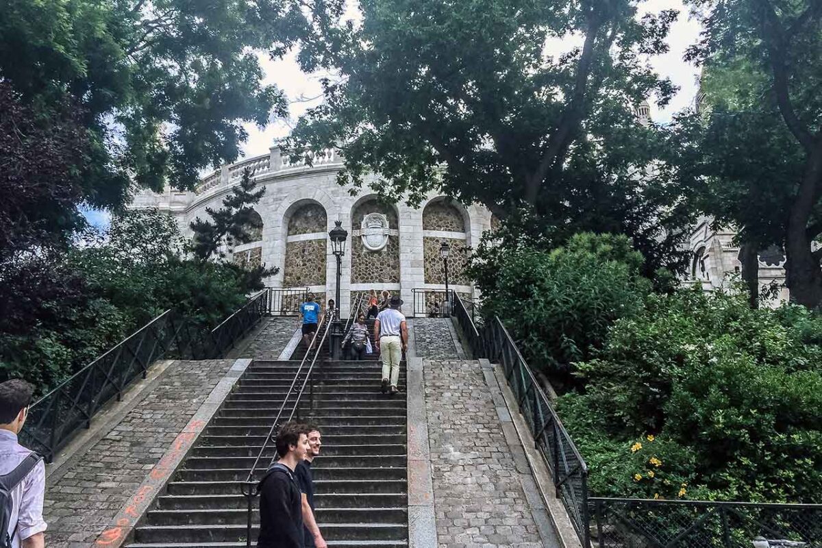 Schody prowadzące wśród drzew na Montmartre