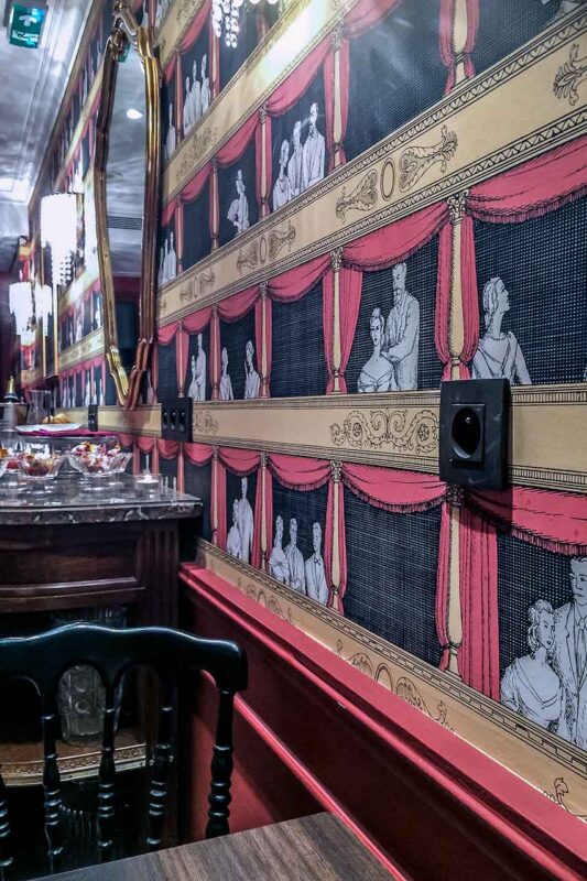 Wnętrze hotelu Sacha w Paryżu z dekoracjami teatralnymi