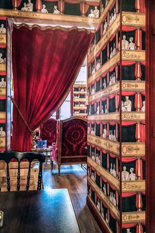 Dekoracje teatralne we wnętrzu hotelu Sacha