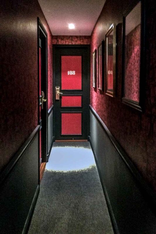 Korytarz hotelu Sacha z czerwonymi drzwiami