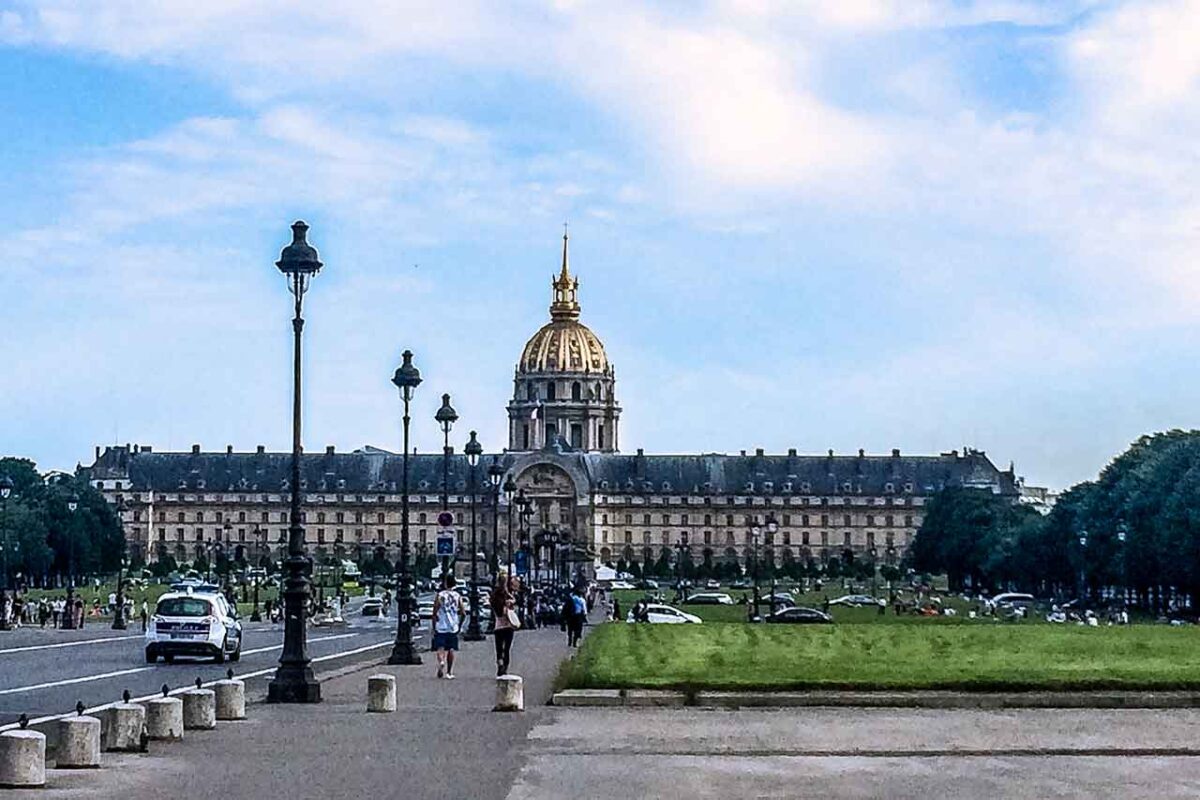 Widok na Les Invalides z kopułą i placem