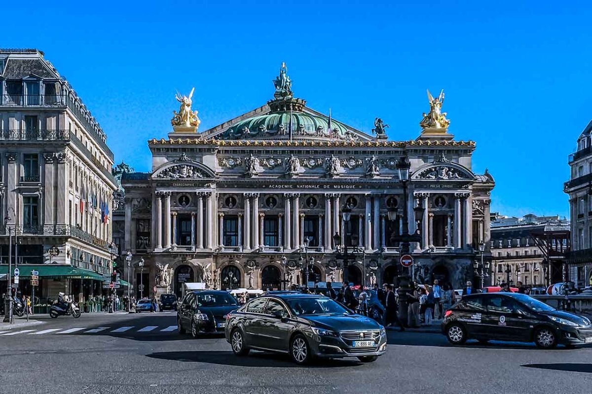 Budynek Opery Garnier w Paryżu widziany od frontu