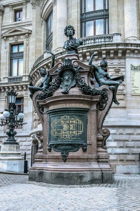 Architektoniczny detal fasady Opery Garnier w Paryżu