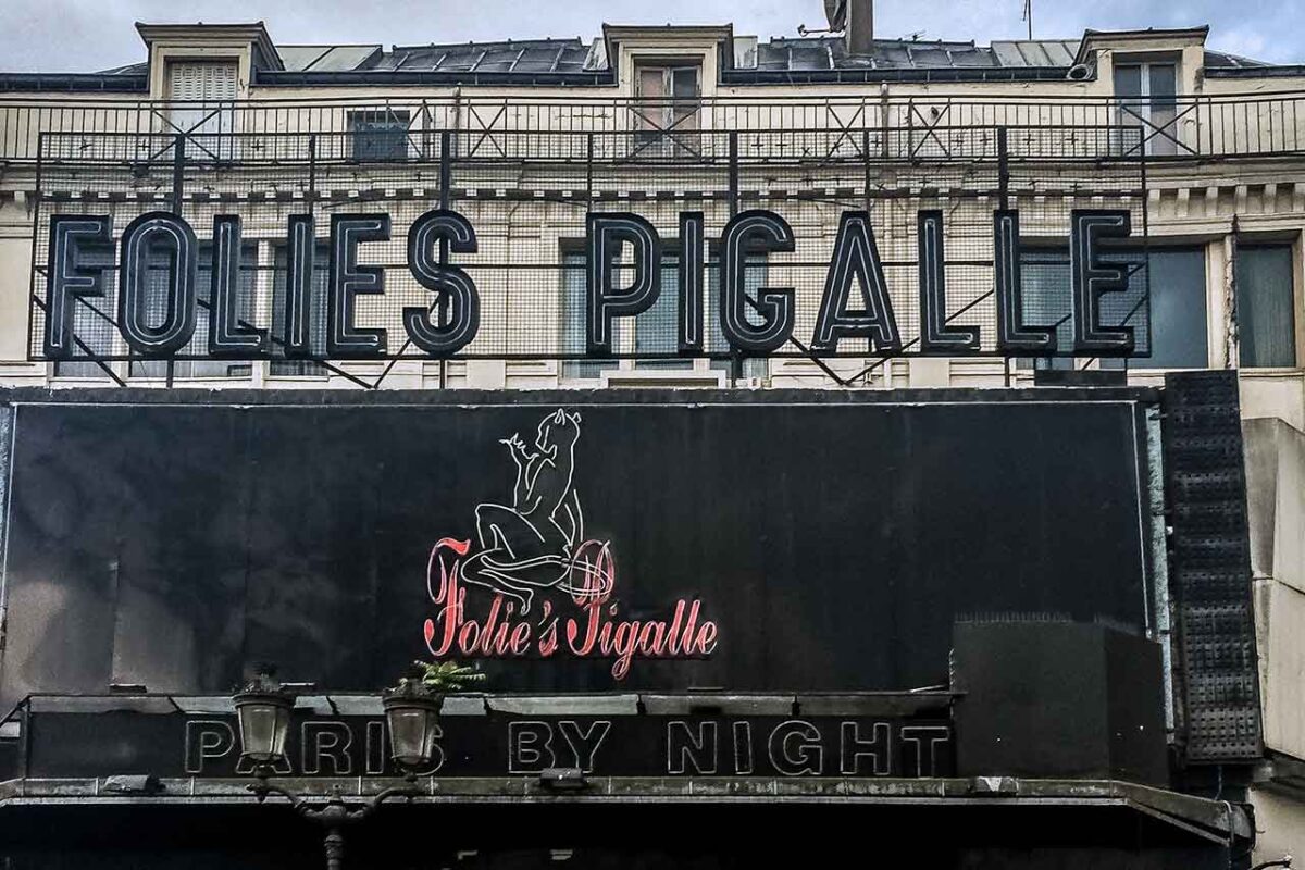 Wejście do kabaretu na placu Pigalle w Paryżu