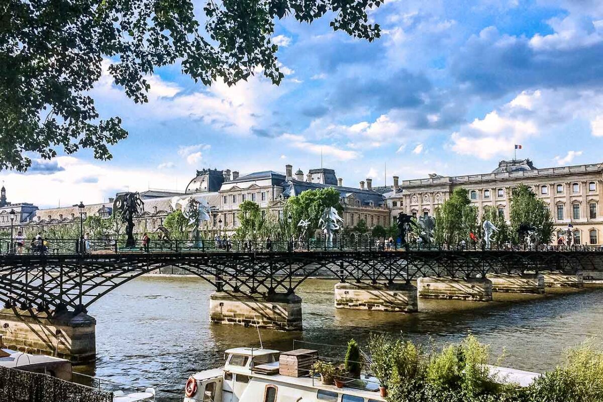 Most Pont des Arts nad Sekwaną w Paryżu