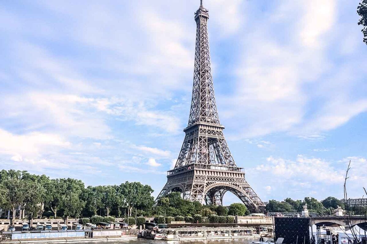 Wieża Eiffla widziana z parku Champ de Mars w Paryżu