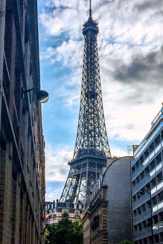Wieża Eiffla na tle nieba z chmurami