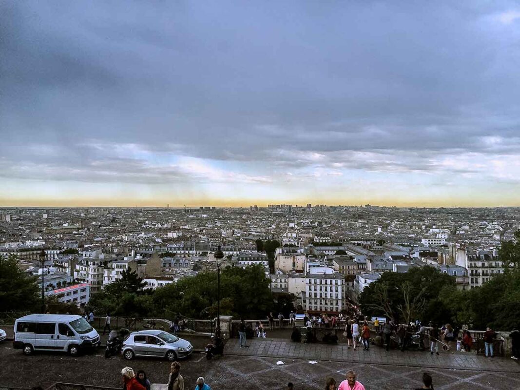 Panorama Paryża o zachodzie słońca z Montmartre
