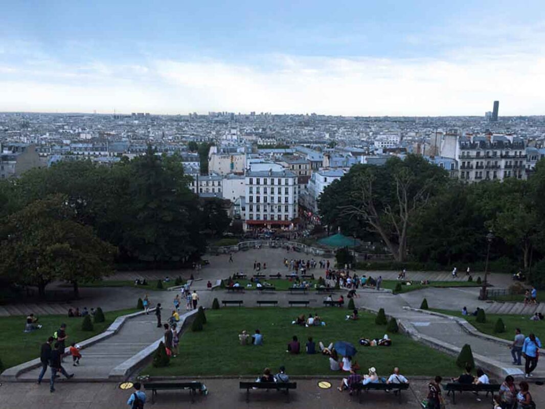 Widok na bazylikę Sacré-Cœur z tarasu Montmartre