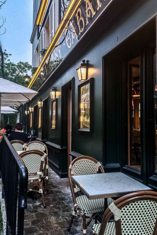 Fasada kawiarni na Montmartre w Paryżu