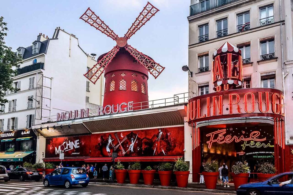 Fasada kabaretu Moulin Rouge w Paryżu