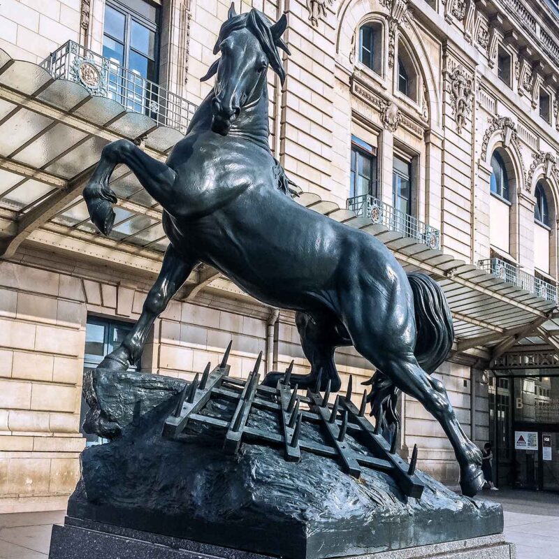 Rzeźba konia przed Musée d'Orsay w Paryżu