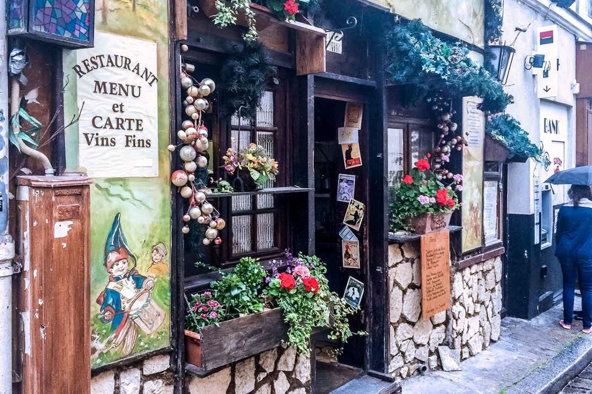 Wejście do kawiarni Le Consulat na Montmartre