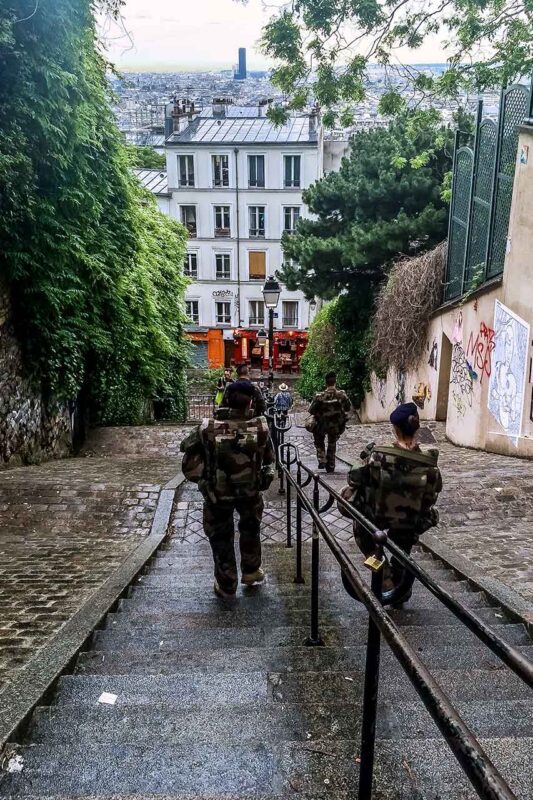 Schody prowadzące wśród zieleni do kamienic na Montmartre