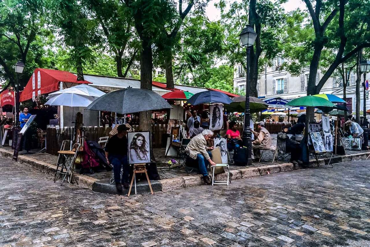 Artyści i kawiarnie na Place du Tertre w Montmartre