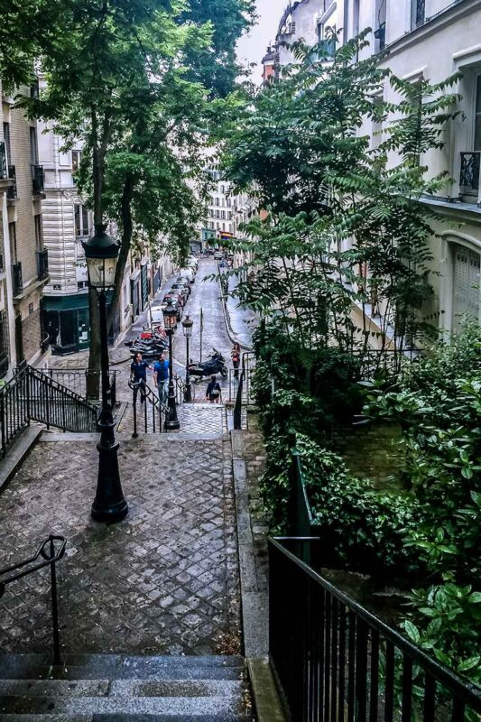 Schody w dzielnicy Montmartre w Paryżu