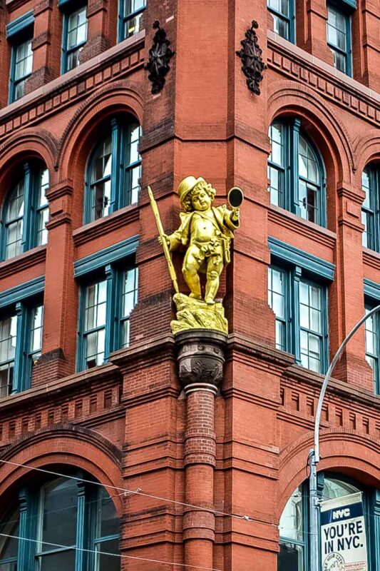 Rzeźba Pucka na fasadzie Puck Building w Nowym Jorku
