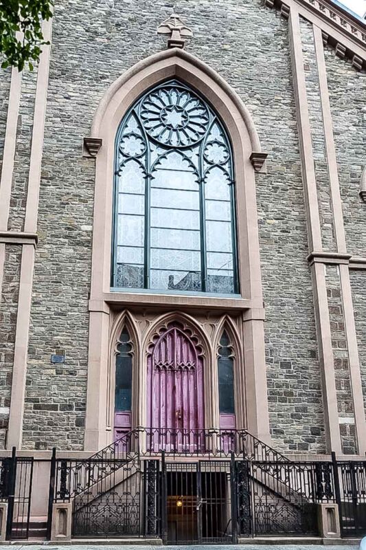 Gotyckie okno St. Patrick's Old Cathedral w Nowym Jorku