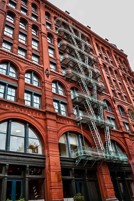 Czerwona ceglana fasada Puck Building w Nowym Jorku