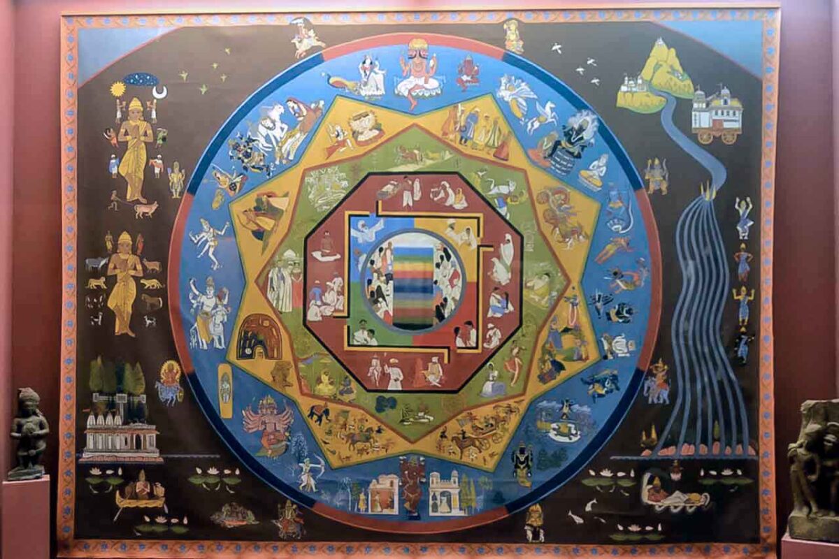Kolorowa mandala na muzealnej ekspozycji, elementy religijne z Himalajów
