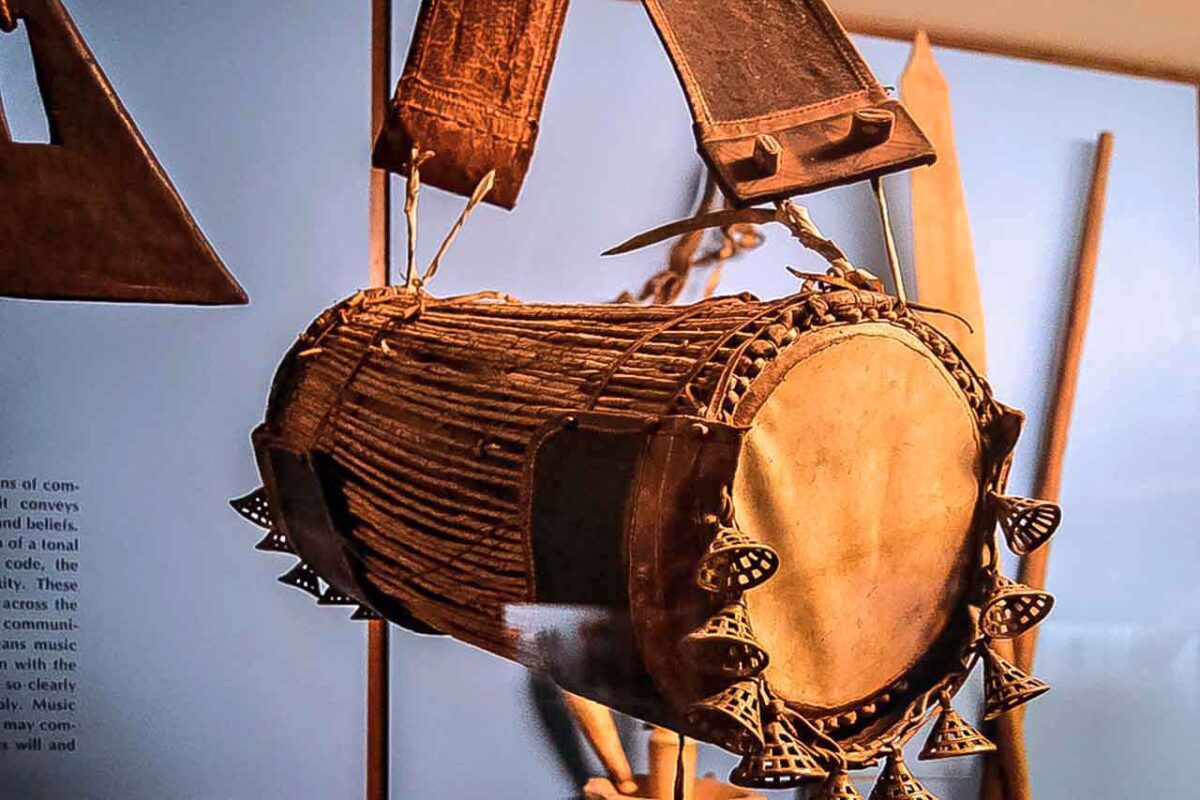 Tradycyjne bębny i maski na ekspozycji etnograficznej w muzeum