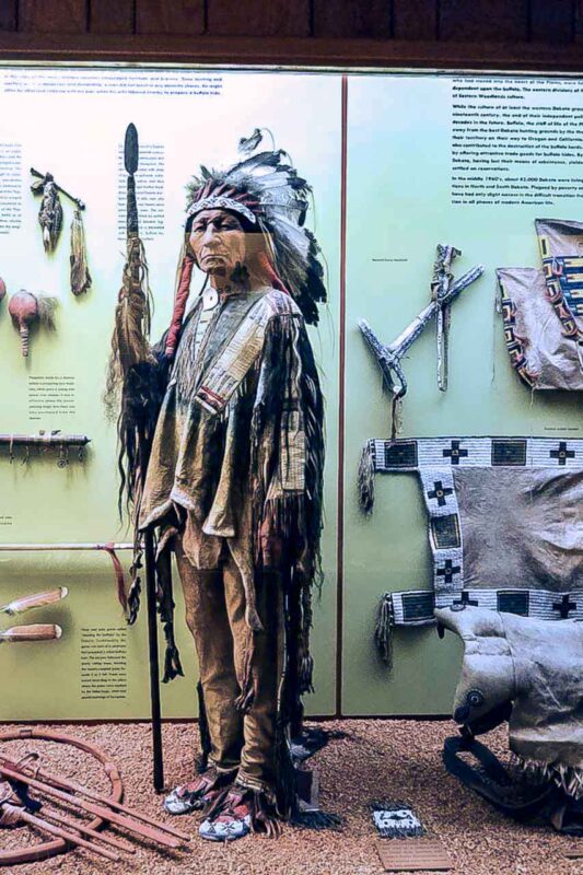 Zwiedzający przy gablocie z prehistorycznymi artefaktami w American Museum of Natural History