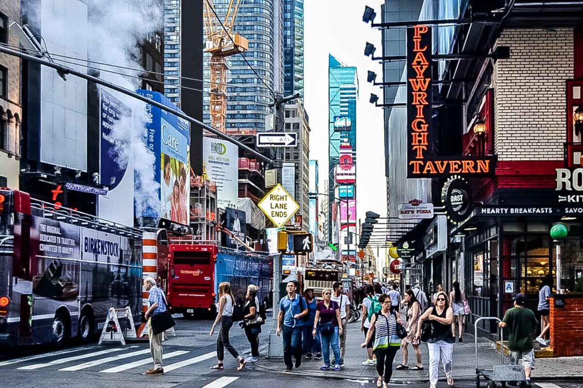 Ruchliwa przestrzeń 7th Avenue wśród neonów i reklam Times Square