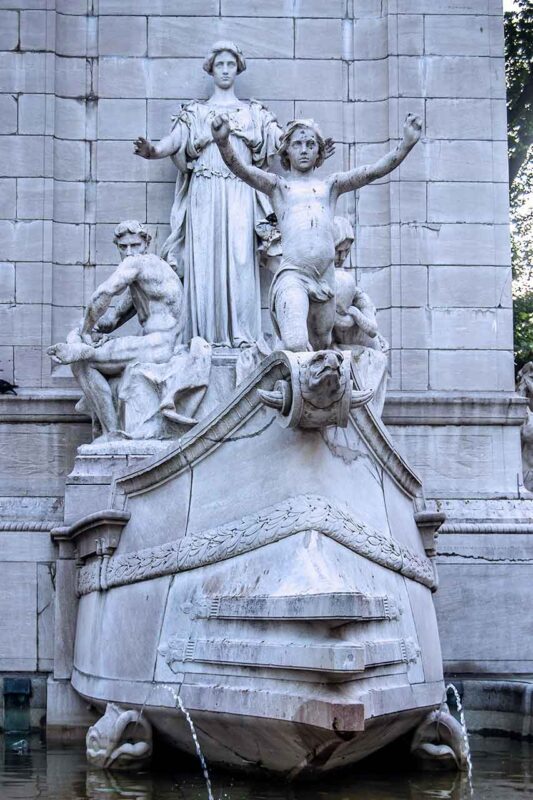 Fragment pomnika USS Maine z główną figurą i elementami rzeźbiarskimi
