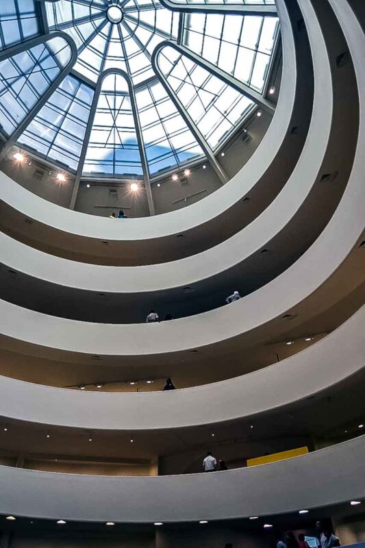Cupola del Guggenheim La spettacolare cupola in vetro (oculus) che illumina l'interno del museo.