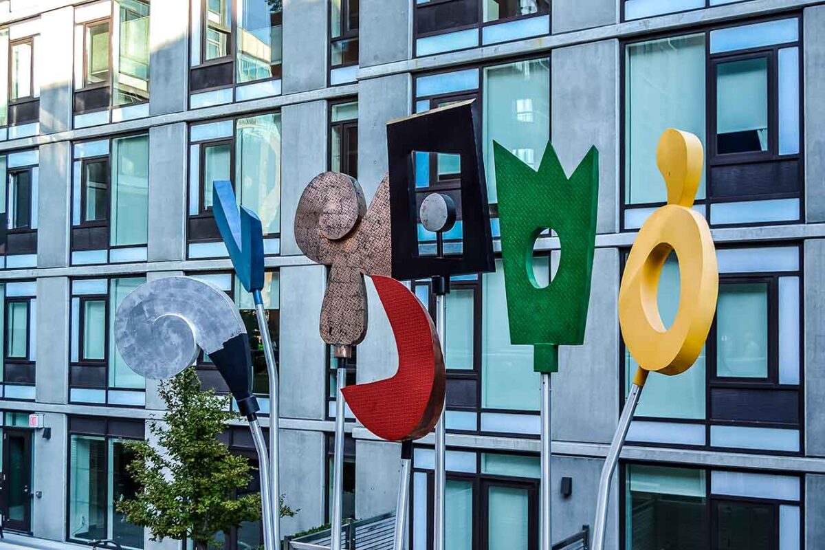 Installazione artistica moderna lungo l'High Line Park di New York.