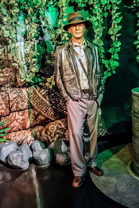 Osoba wśród zielonego tła i egzotycznej roślinności, ekspozycja w muzeum Madame Tussauds