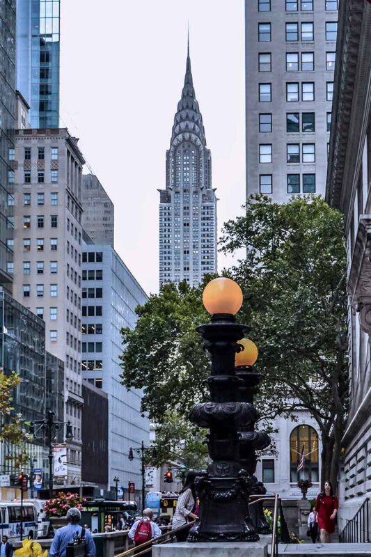 Chrysler Building widziany zza drzew z perspektywy West 42nd Street