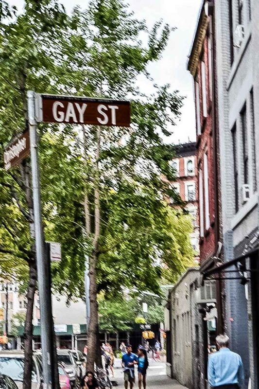 Znak ulicy Gay Street w Greenwich Village z charakterystyczną tabliczką