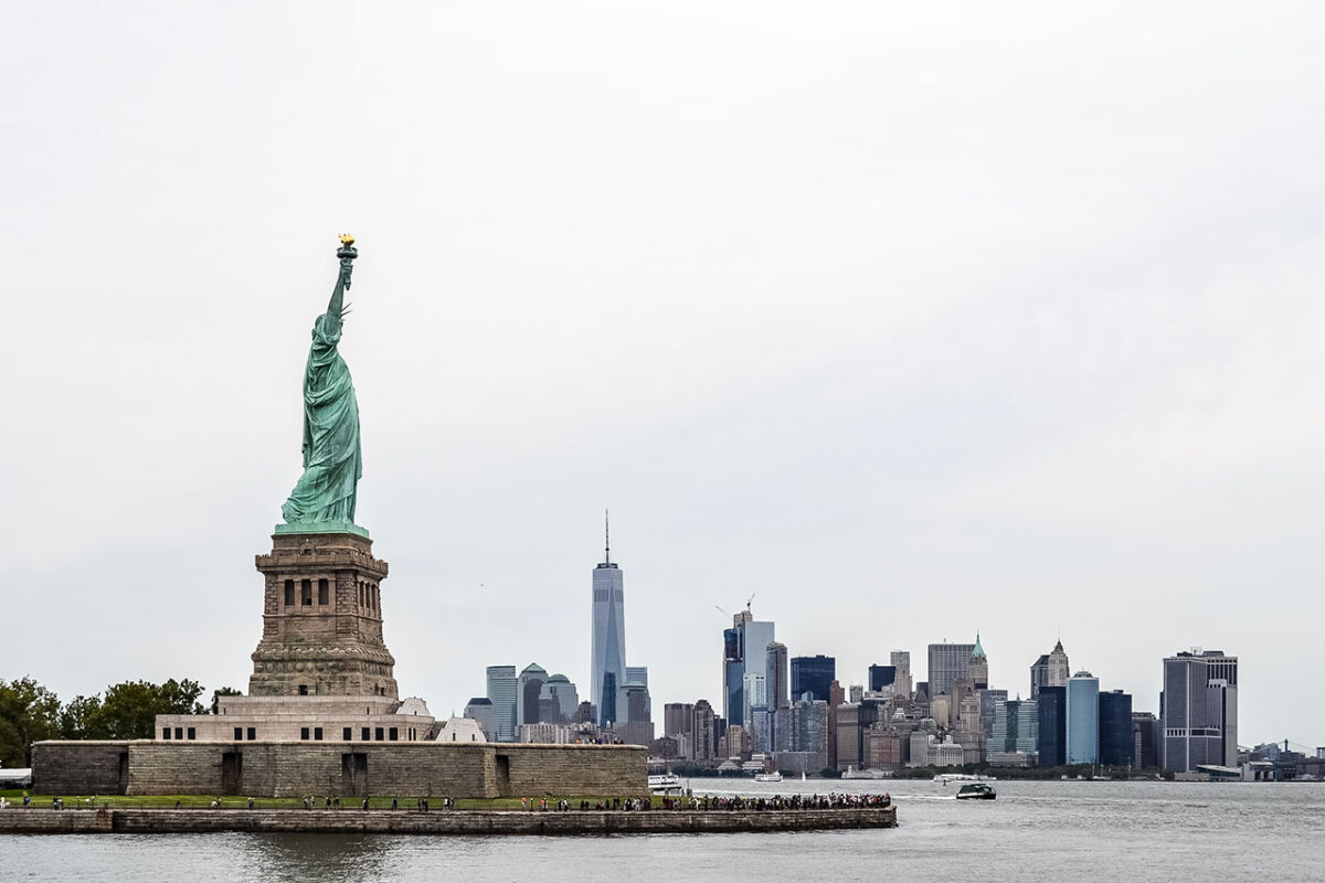 Statua Wolności z panoramą Manhattanu w tle