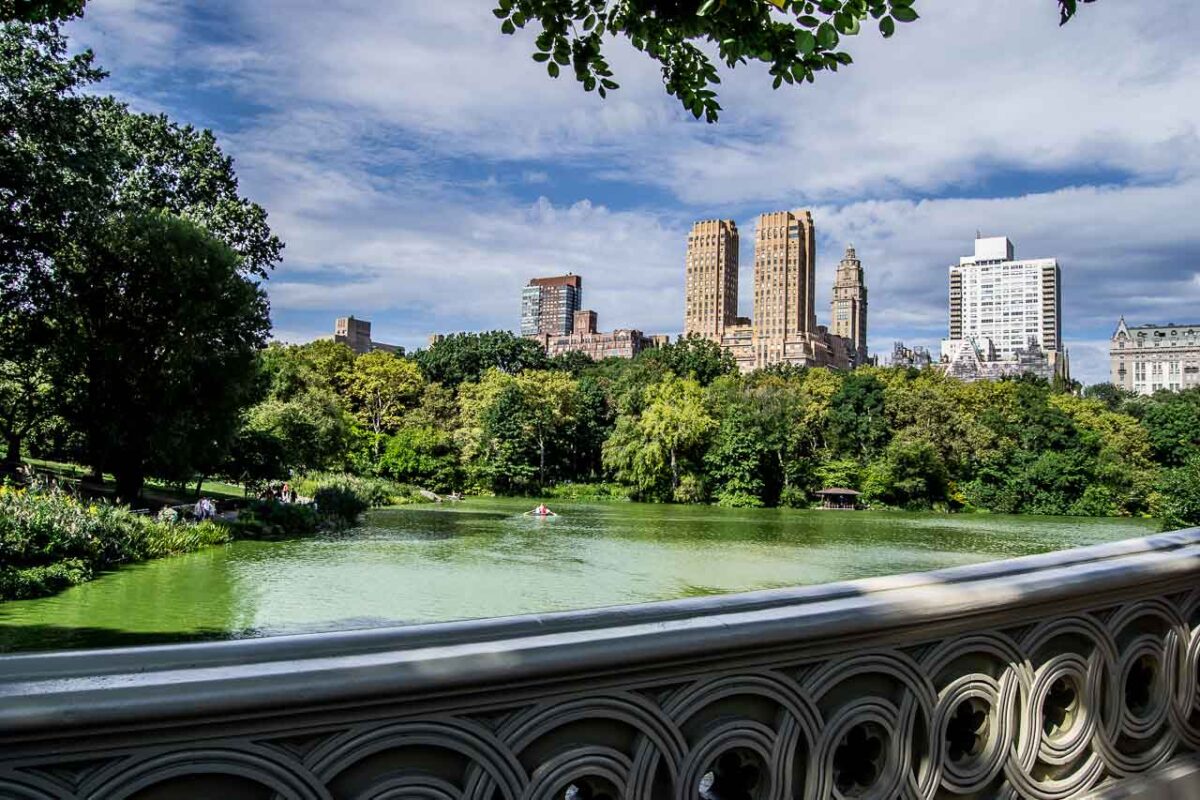 Most Bow Bridge nad stawem The Lake w Central Parku