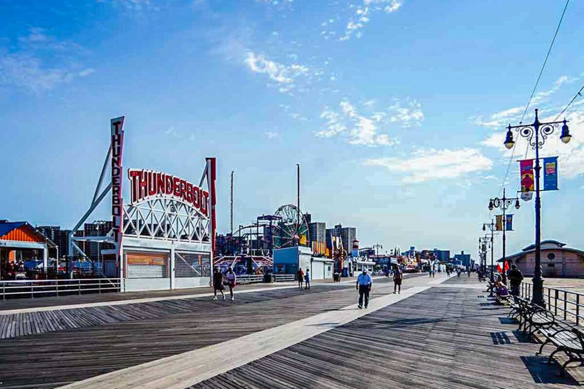 Deptak na Coney Island z widokiem na wejście i molo