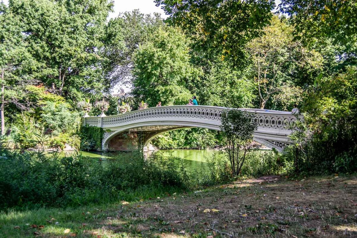 Żelazny łukowy Bow Bridge otoczony zielenią