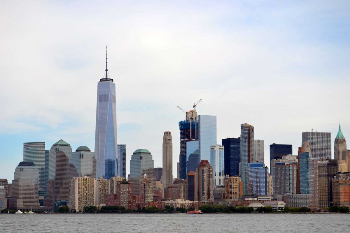 Veduta panoramica di Manhattan con il One World Trade Center che svetta tra i grattacieli.