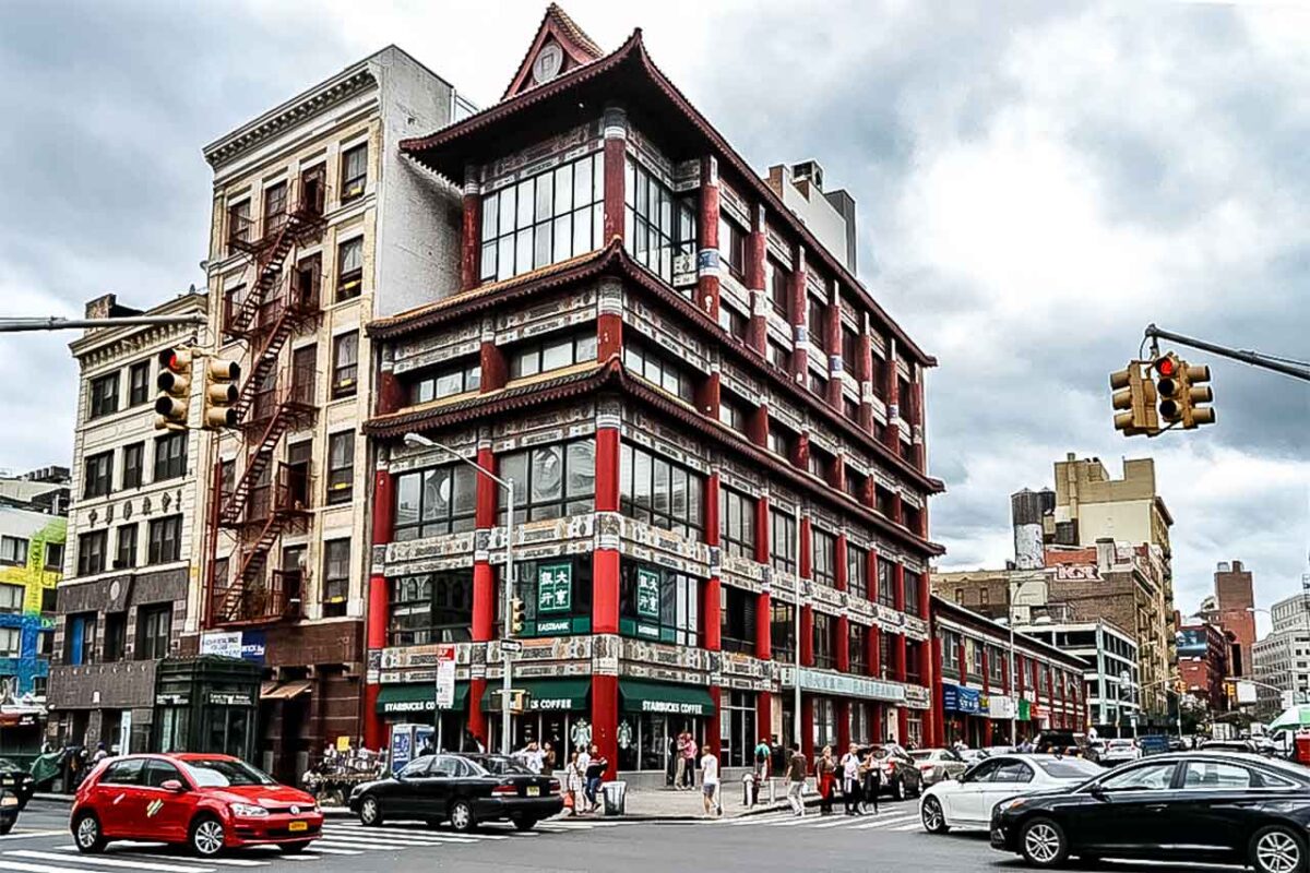 Zabytkowy budynek z kawiarnią Starbucks w Chinatown
