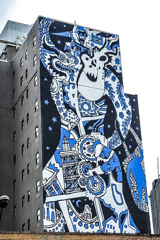 Mural smoka na ścianie budynku w Chinatown