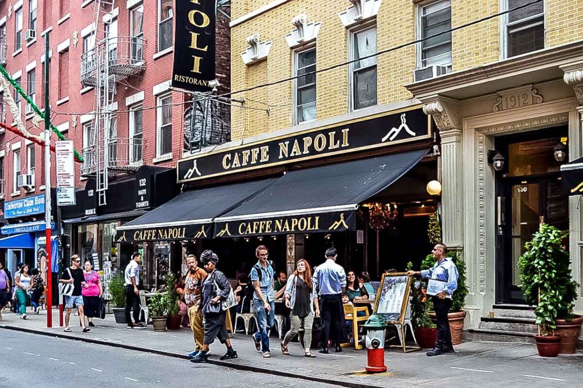 Elewacja kawiarni Caffe Napoli w Nowym Jorku