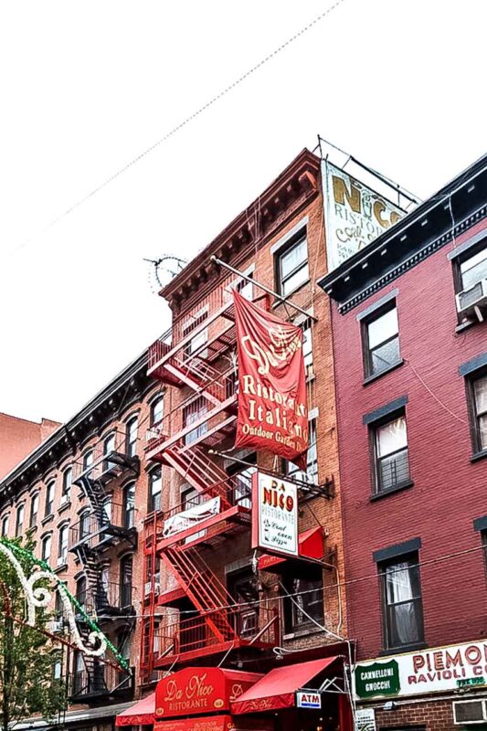 Czerwona kamienica z dekoracyjnymi detalami w Little Italy
