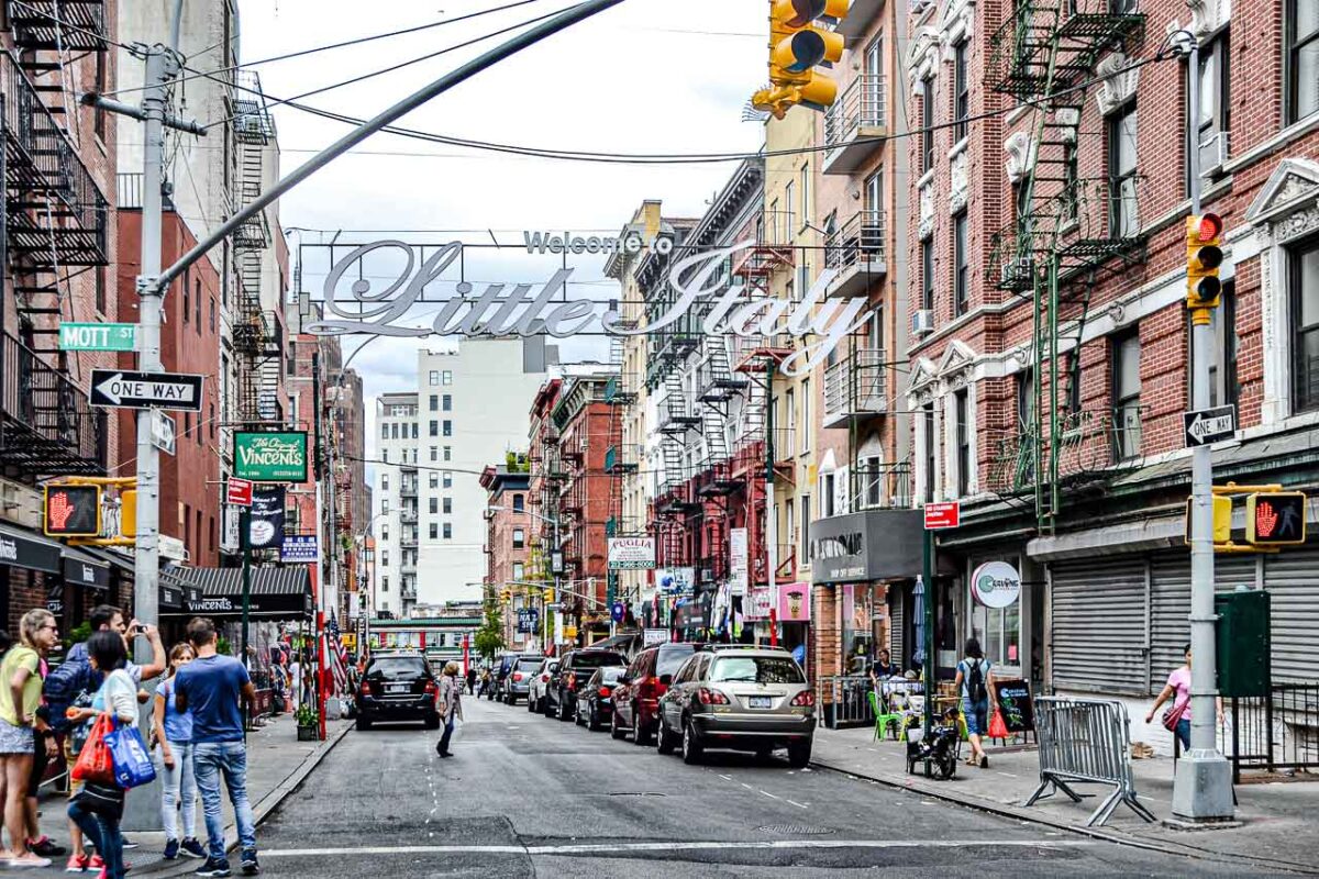 Ulica w Little Italy z dekoracjami i kawiarniami